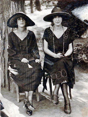 Otar Taktakishvili’s mother Elizabeth with her sister, early 1900s